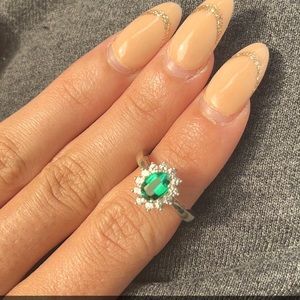 size 5 KAY JEWELERS emerald ring never worn. with box.